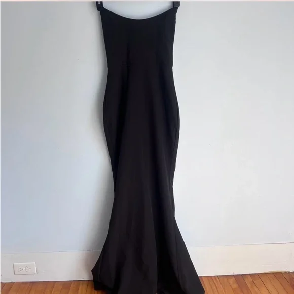 Elegant Black Strapless Evening Dress - Picture 3 of 8